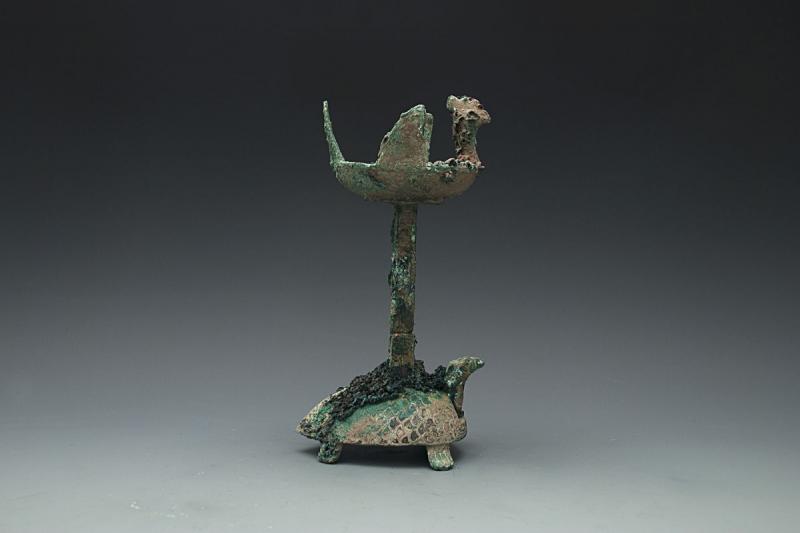 青铜海龟烛台